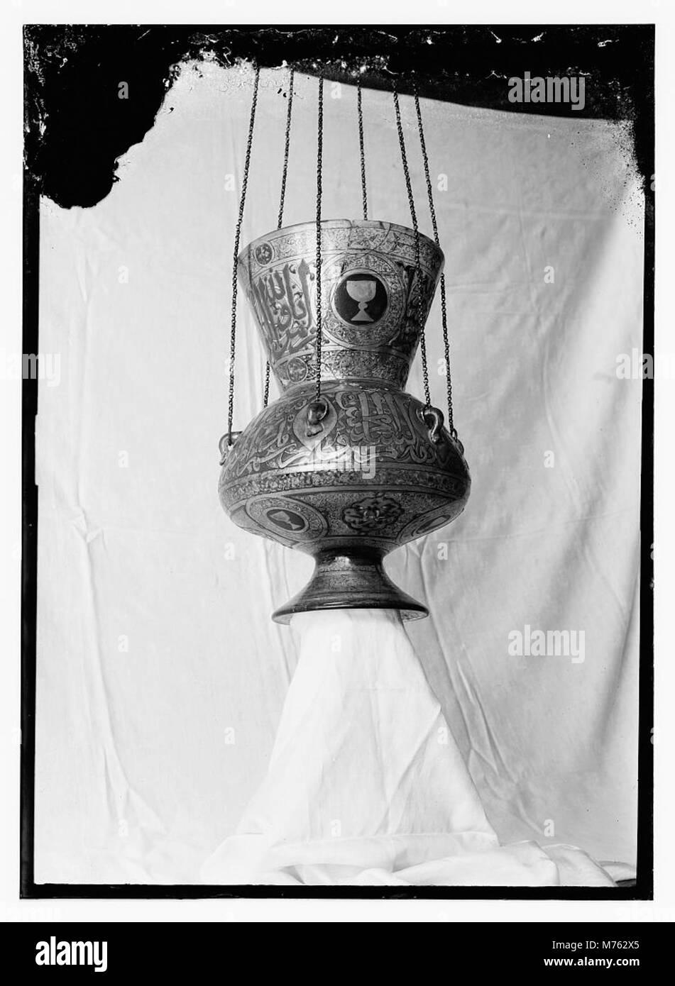 Photographie de divers objets antiques en verre et en pierre, soulignant leur valeur historique et artistique. Banque D'Images