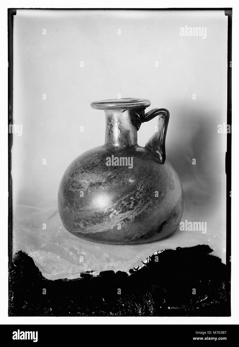 Gros plan d'un morceau de verre antique, mettant en valeur l'artisanat et la valeur historique de la verrerie d'une époque passée. Banque D'Images