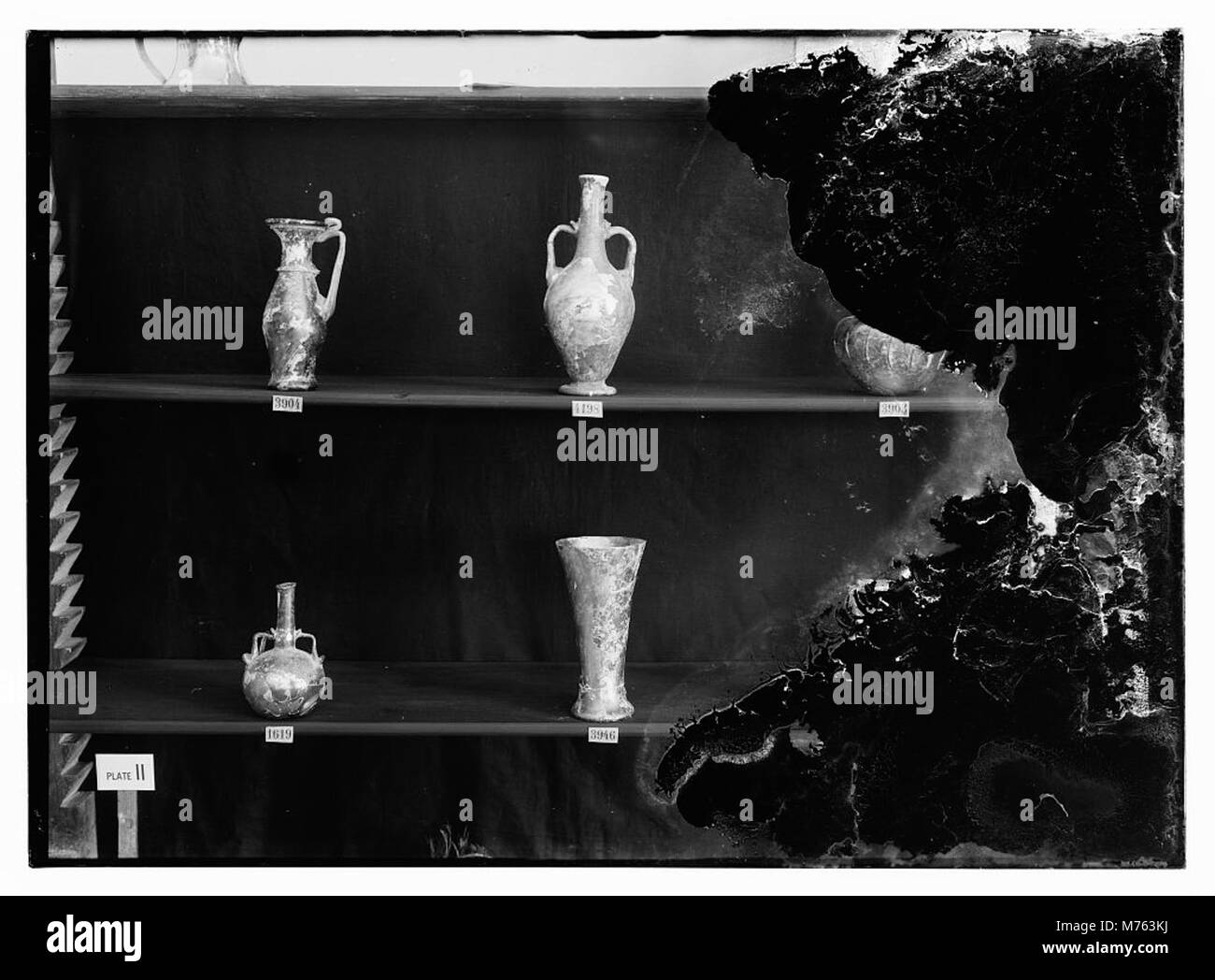 Une collection d'objets en verre anciens, mettant en valeur l'artisanat et le design des verriers historiques. Cette image met en évidence les détails complexes des artefacts en verre vintage. Banque D'Images