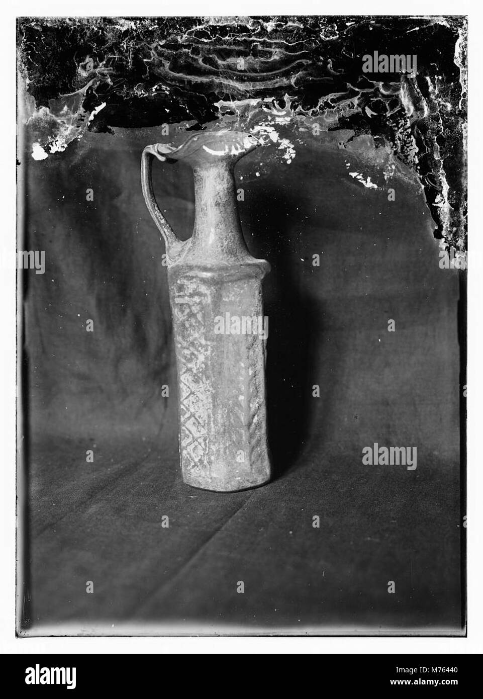 Une photographie mettant en valeur le verre antique, peut-être une pièce au design complexe, soulignant son âge, son savoir-faire et sa valeur décorative. Banque D'Images