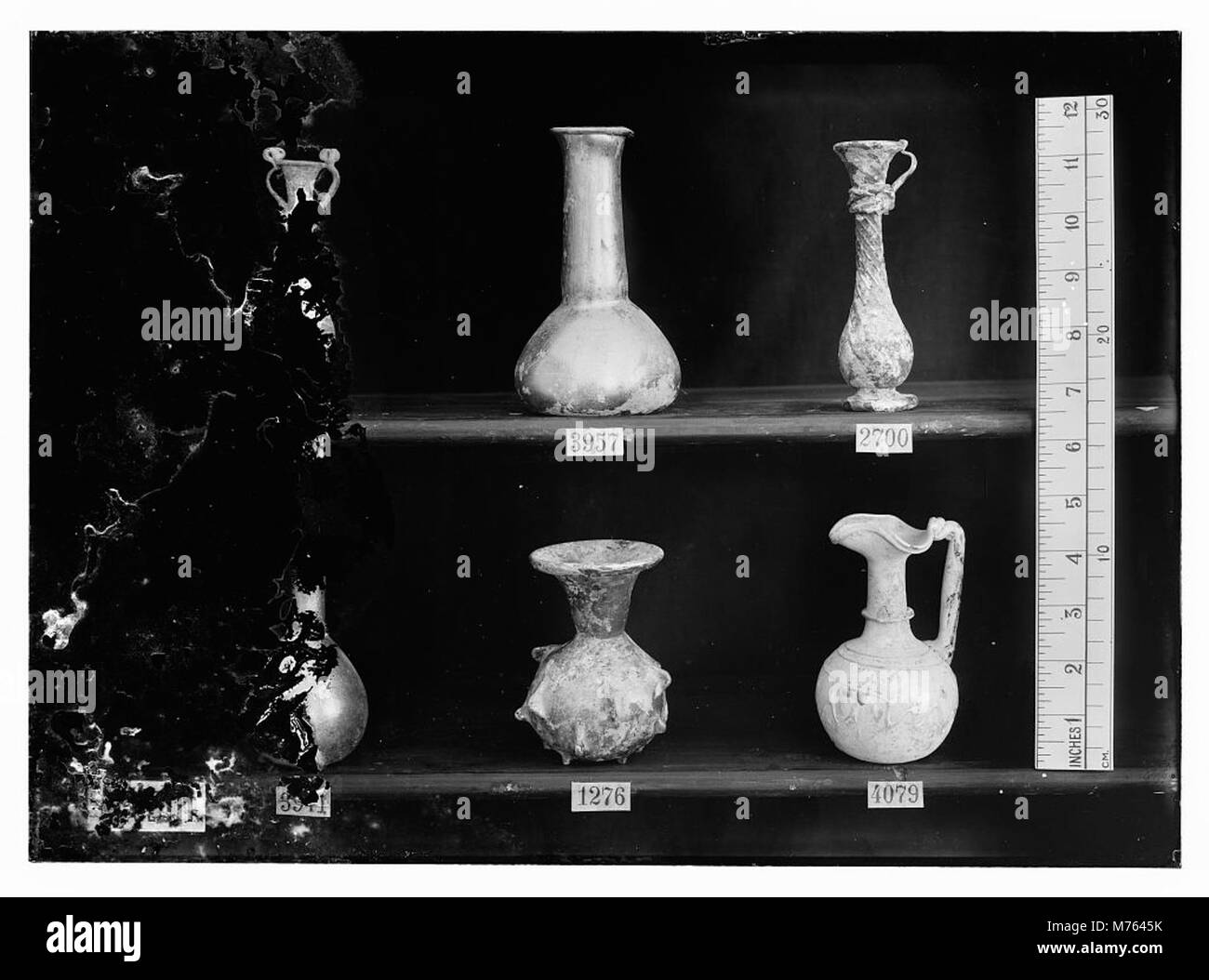 Image d'objets en verre antiques, mettant en valeur leur savoir-faire artisanal et leur valeur historique de diverses périodes de temps. Banque D'Images