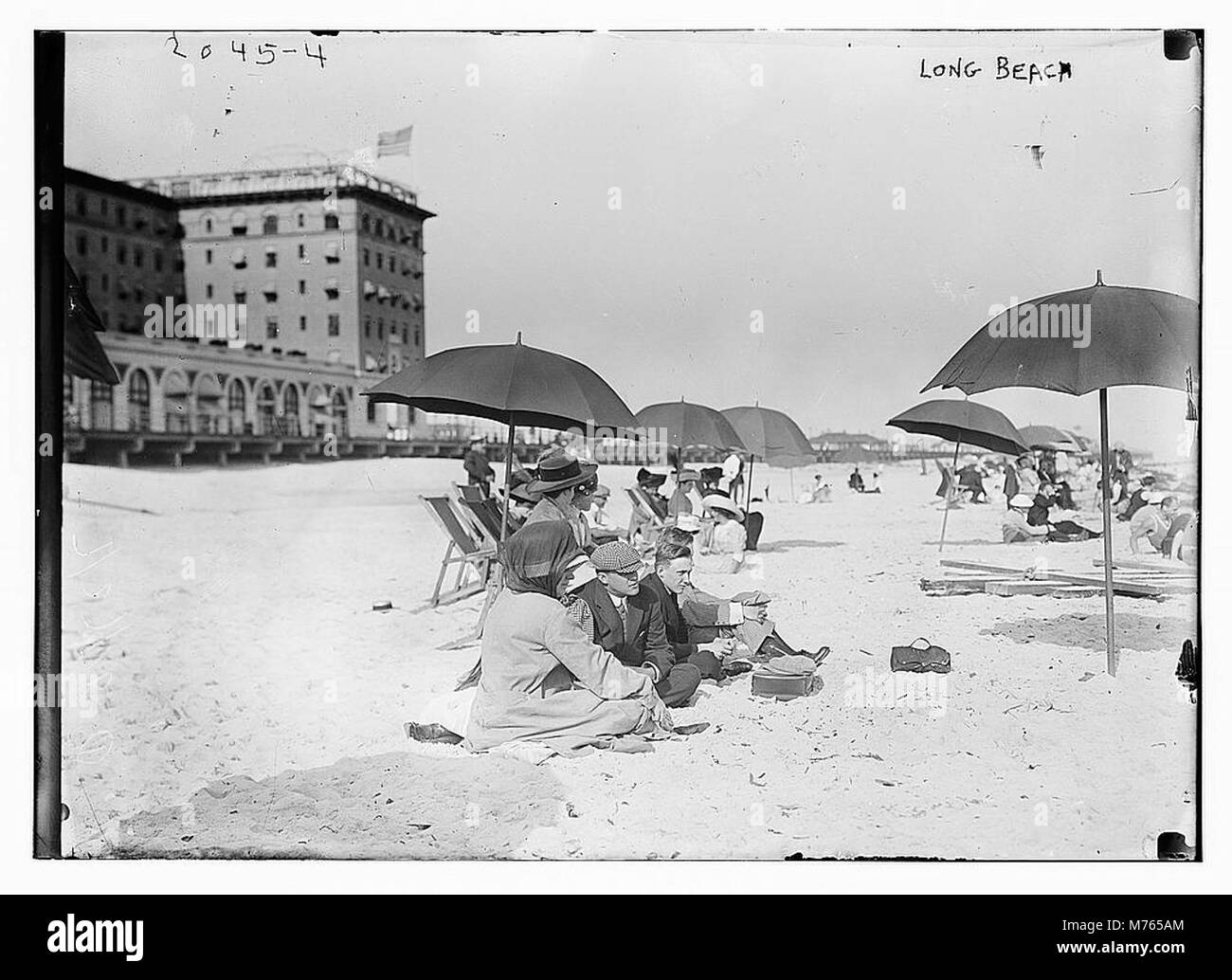 Une photographie de long Beach, capturant le paysage de la ville côtière avec ses vues panoramiques sur l'océan, le front de mer et les gratte-ciel de la ville. Banque D'Images