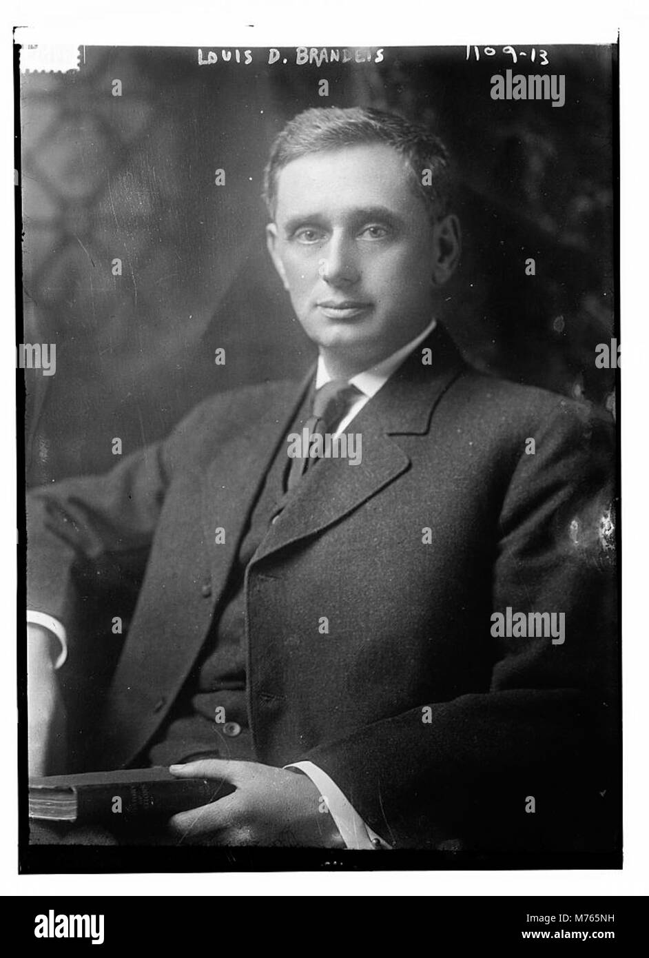 Ce portrait montre Louis D. Brandeis, juge de la Cour suprême des États-Unis connu pour ses opinions juridiques progressistes et son plaidoyer en faveur des libertés civiles. Brandeis a apporté des contributions importantes au droit américain et a été un pionnier dans la résolution de questions telles que la vie privée et le pouvoir des entreprises. Banque D'Images