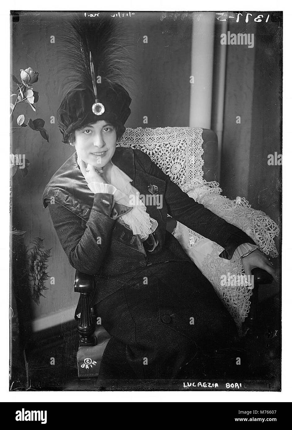 Ce portrait met en scène Lucrezia Bori, une chanteuse d'opéra espagnole renommée pour sa voix de soprano et ses performances dans des opéras européens et américains au début du XXe siècle. Banque D'Images