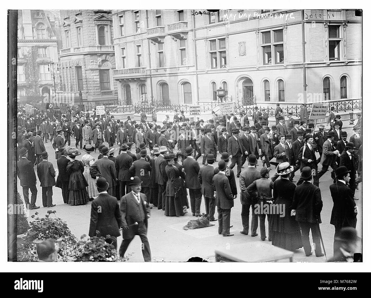 Le défilé du 1er mai à New York capte la force et la solidarité du mouvement syndical. Il présente des travailleurs marchant pour les droits des travailleurs et la justice sociale lors de cet événement annuel. Banque D'Images