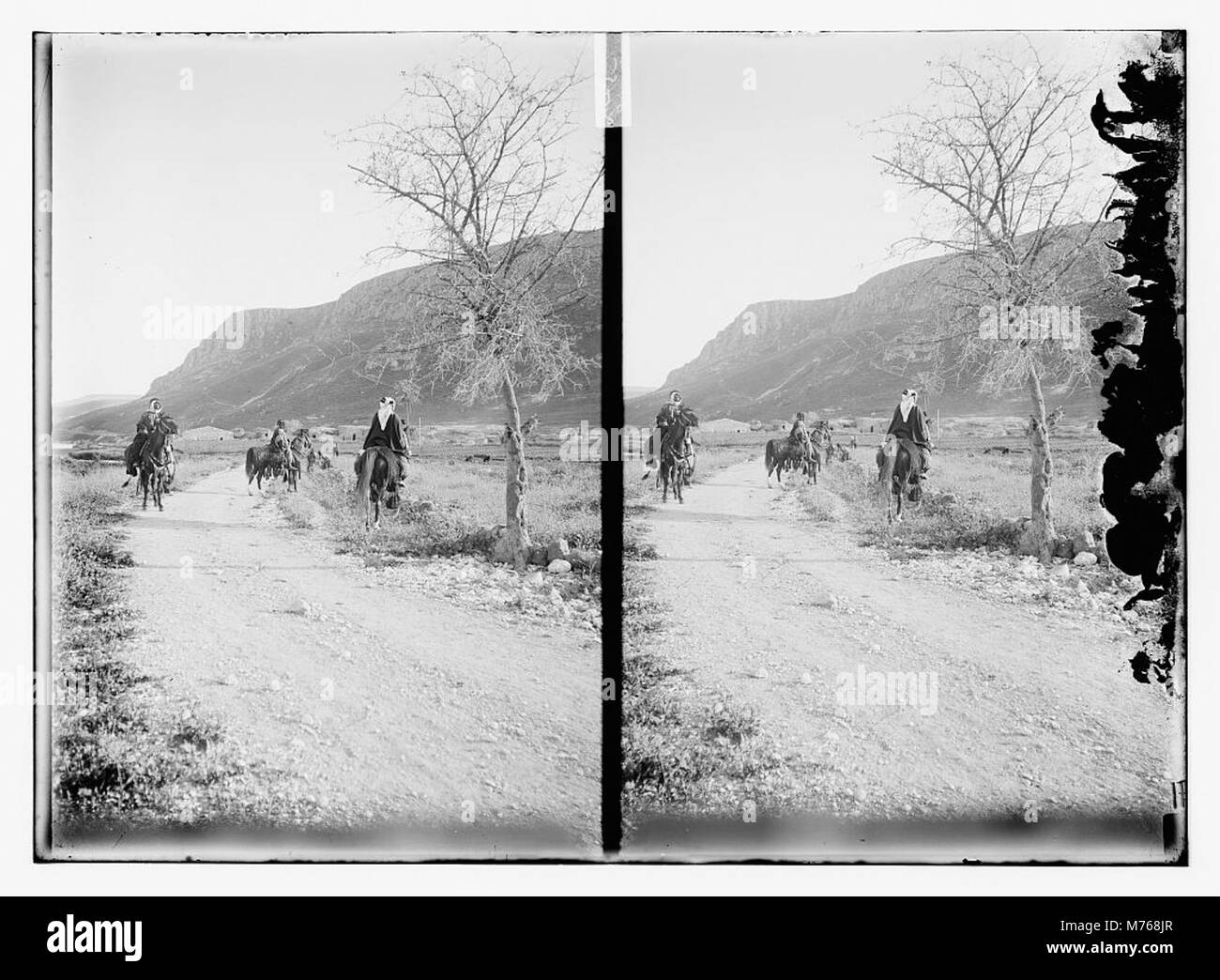 Hommes à cheval près de la ville au pied de montagnes LOC.10560 matpc Banque D'Images