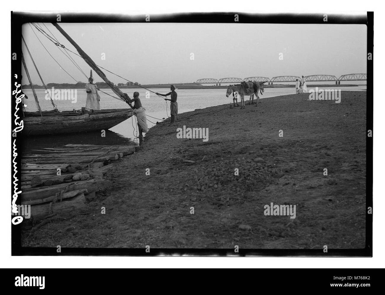 Les hommes avec voile sur les rives du Nil, avec en arrière-plan Pont d'Omdurman, au Soudan LOC.13828 matpc Banque D'Images