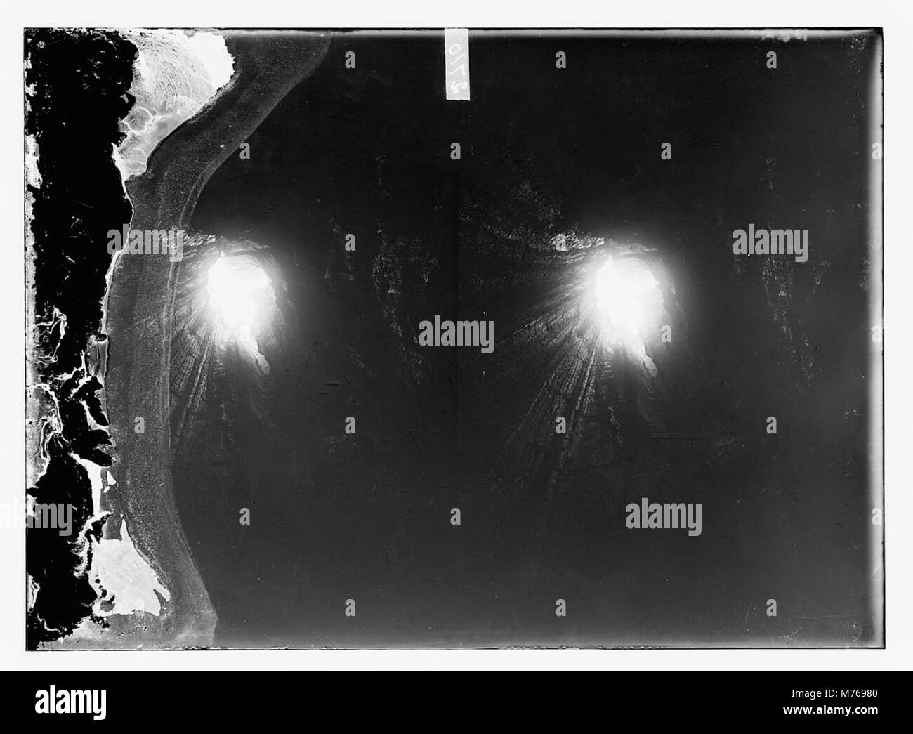 Une vue sur le grand puits dans la grotte de Jebel Usdum, situé près de la mer morte, mettant en valeur les caractéristiques géologiques et le terrain environnant de la région. Banque D'Images