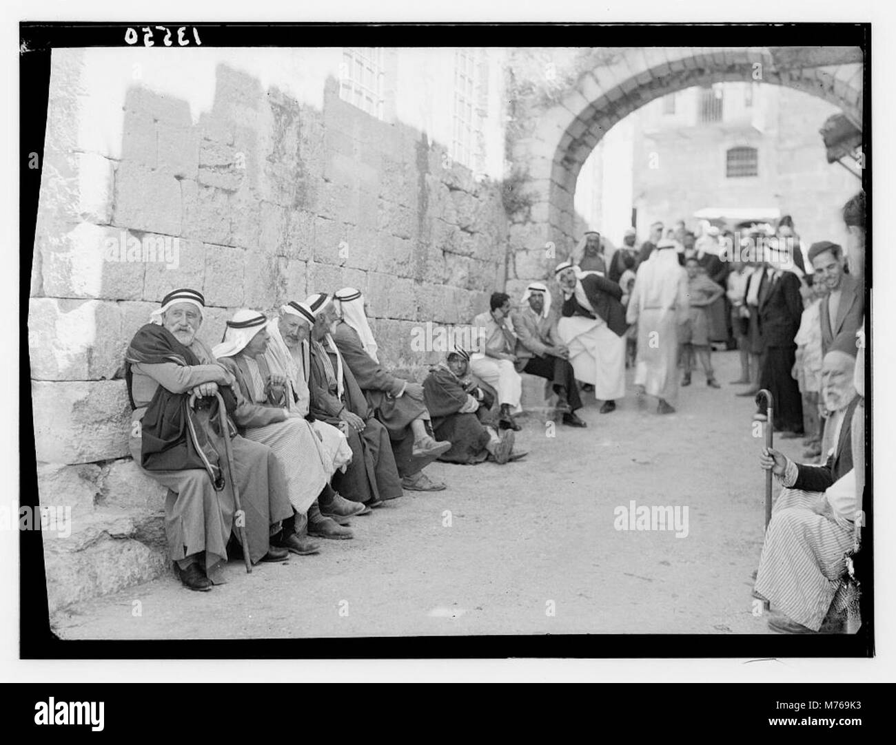 Une photographie d'une religieuse debout à la porte de Beit Sahur, une ville près de Bethléem, mettant en évidence un moment historique ou religieux capturé dans l'histoire de 'Ruth'. Banque D'Images