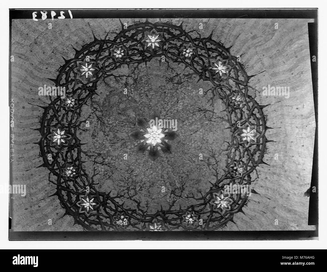 Une photographie détaillée du plafond en mosaïque de la chapelle du couronnement, représentant des scènes religieuses, y compris la Couronne d'épines, mettant en évidence l'artisanat et le symbolisme religieux. Banque D'Images