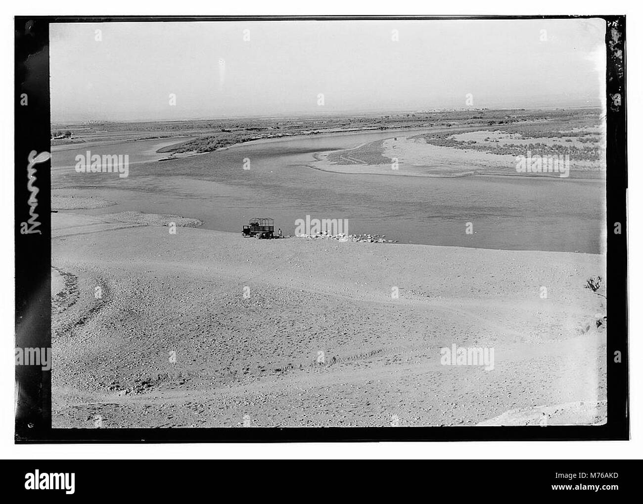 Cette photographie représente la ville de Mossoul, en Irak. L'image met en valeur son importance historique et ses caractéristiques architecturales, soulignant la ville comme un centre culturel et historique important au moyen-Orient. Banque D'Images