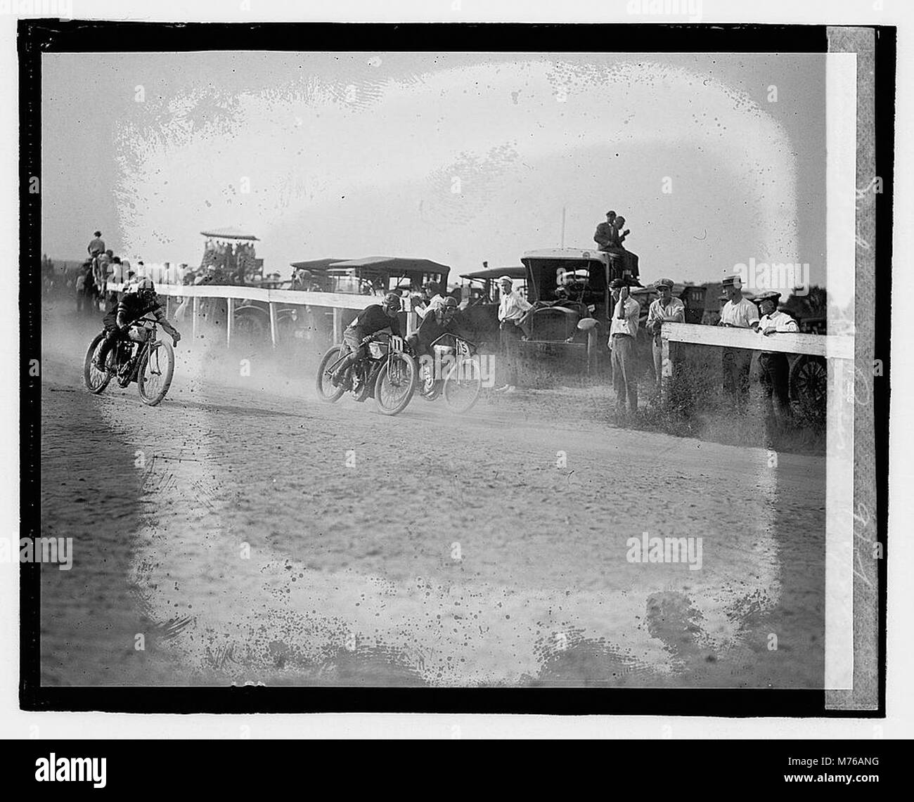Cette image capture l'action lors d'une course de moto qui s'est tenue le 9 mai 1922, mettant en valeur la compétition intense et la vitesse des pilotes alors qu'ils courent dans un événement historique. Banque D'Images