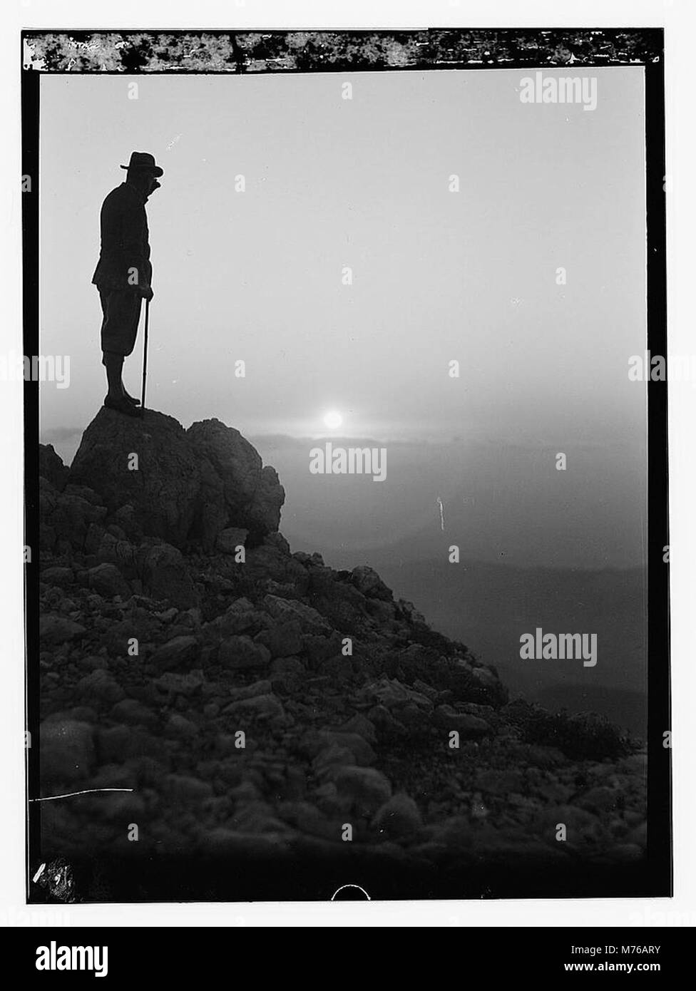 Cette photographie capture un voyage au mont Hermon en octobre 1933, offrant un enregistrement visuel du paysage et de l'expérience des voyageurs pendant cette période. Banque D'Images