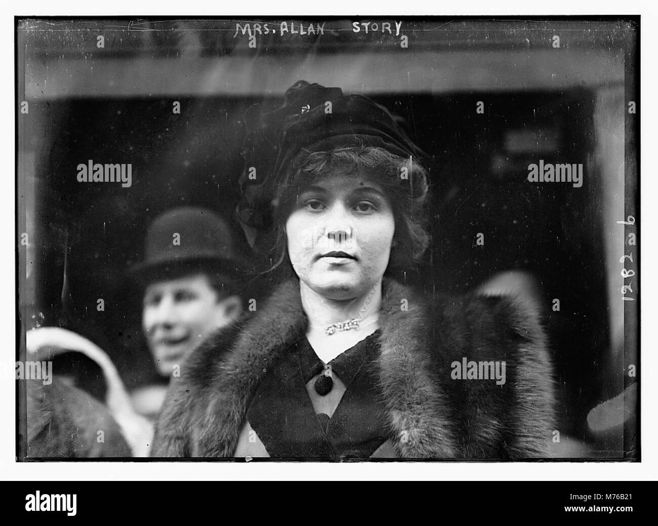 Cette image montre l'histoire de MRS Allan avec son avocat, William Sullivan, probablement au cours d'une procédure judiciaire importante. La photo capture un moment dans leur interaction, reflétant l’environnement juridique de l’époque. Banque D'Images