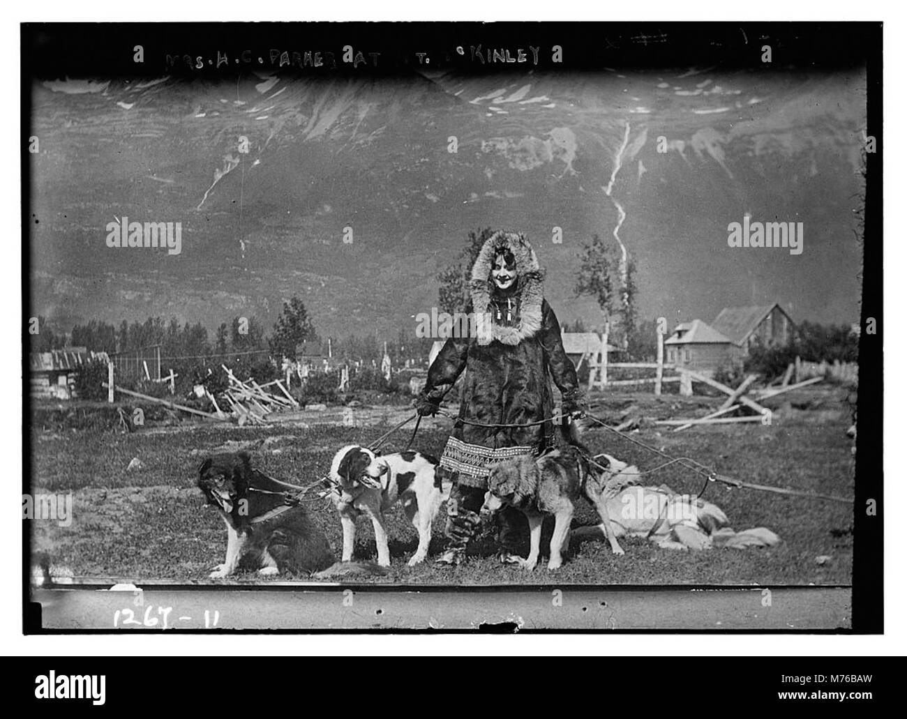 Cette image montre MRS H.C. Parker à Mount McKinley, maintenant Denali, soulignant sa visite dans l'une des montagnes les plus emblématiques et majestueuses d'Amérique du Nord. Banque D'Images