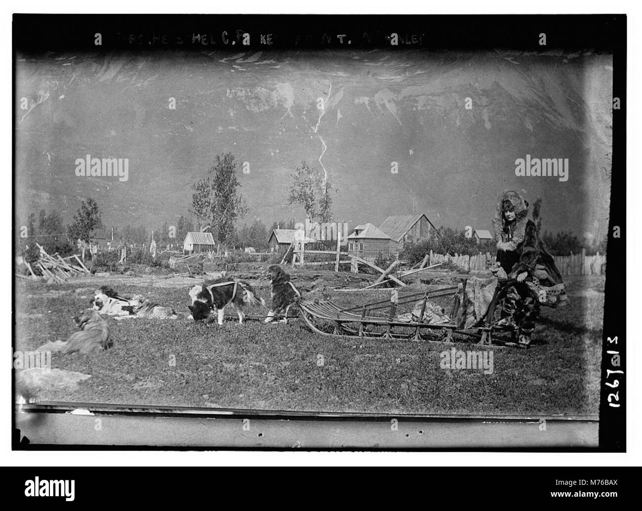 MRS H.C. Parker est photographié au Mont McKinley (aujourd'hui Denali), capturant un moment personnel dans l'un des endroits naturels les plus emblématiques d'Amérique. Banque D'Images