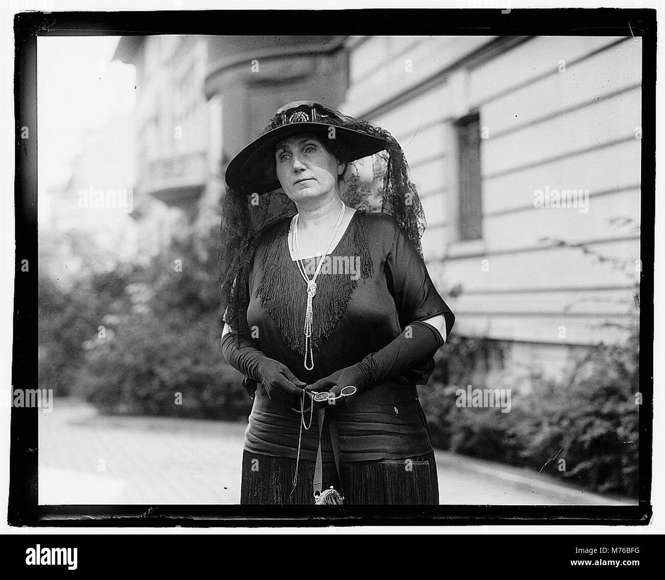 Un portrait de MRS James McDonald, capturé dans une photographie formelle. Cette image reflète son rôle et son importance pendant son temps, mettant en valeur sa ressemblance personnelle dans un contexte historique. Banque D'Images