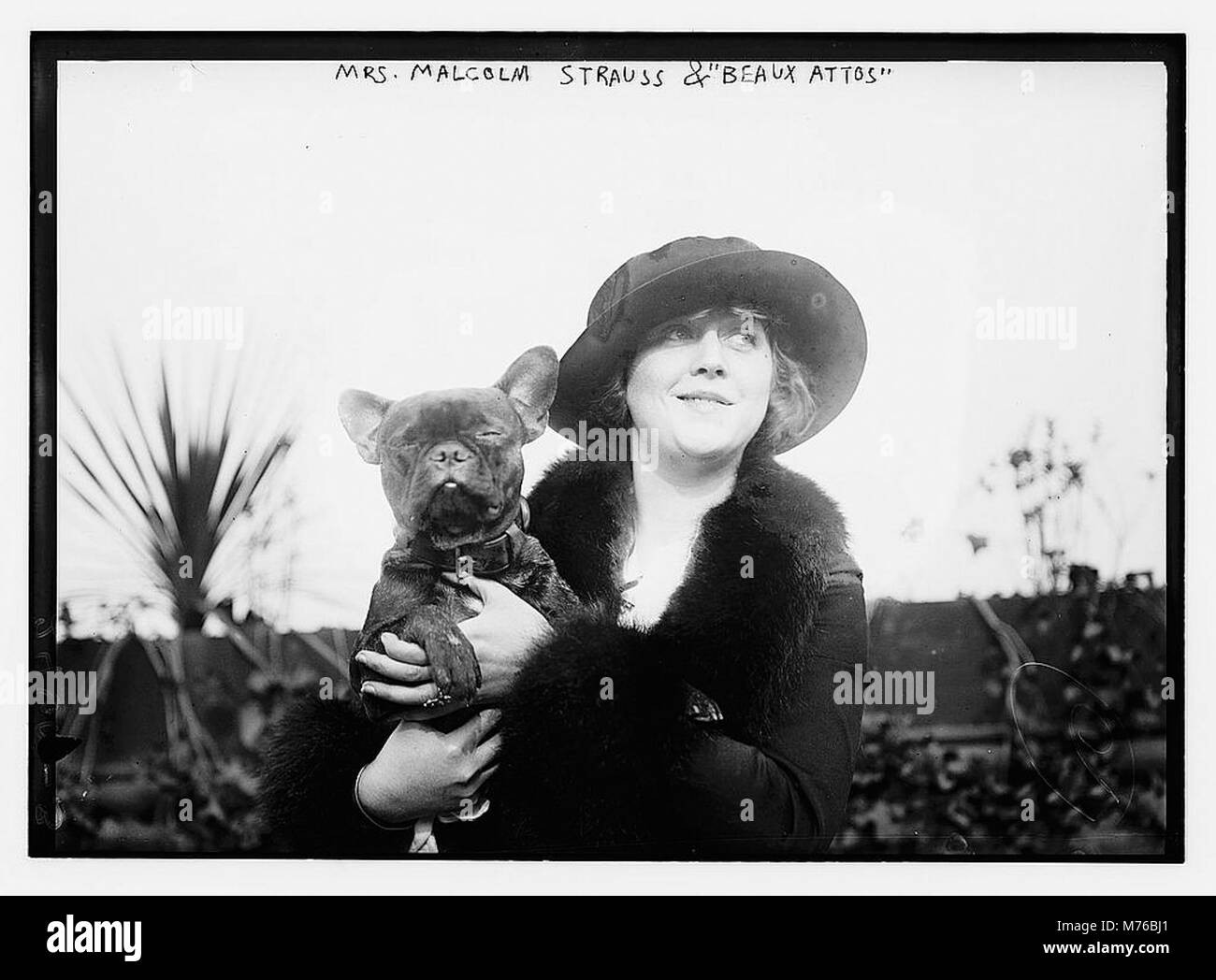 Photographie de MRS Malcolm Strauss avec son cheval, 'Beaux Attos', montrant leur relation et la culture équestre dans l'Amérique du début du XXe siècle. Banque D'Images