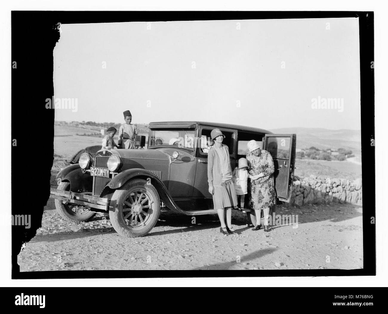 Cette image représente MRS Pyle et MRS Matson à l'intérieur d'une nouvelle voiture Dodge, sur fond de campagne. La scène reflète probablement l'intérêt du début du XXe siècle pour les automobiles et les loisirs ruraux. Banque D'Images