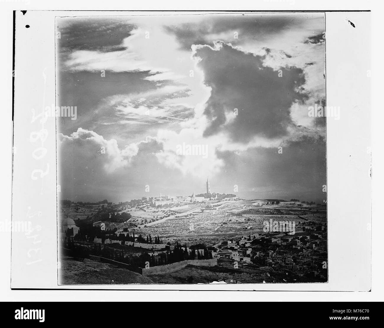La photographie intitulée 'Ascension' montre le Mont des oliviers avec des nuages, capturant la beauté naturelle et l'importance religieuse du site. Ce site est associé à l'ascension de Jésus-Christ dans la tradition chrétienne. Banque D'Images