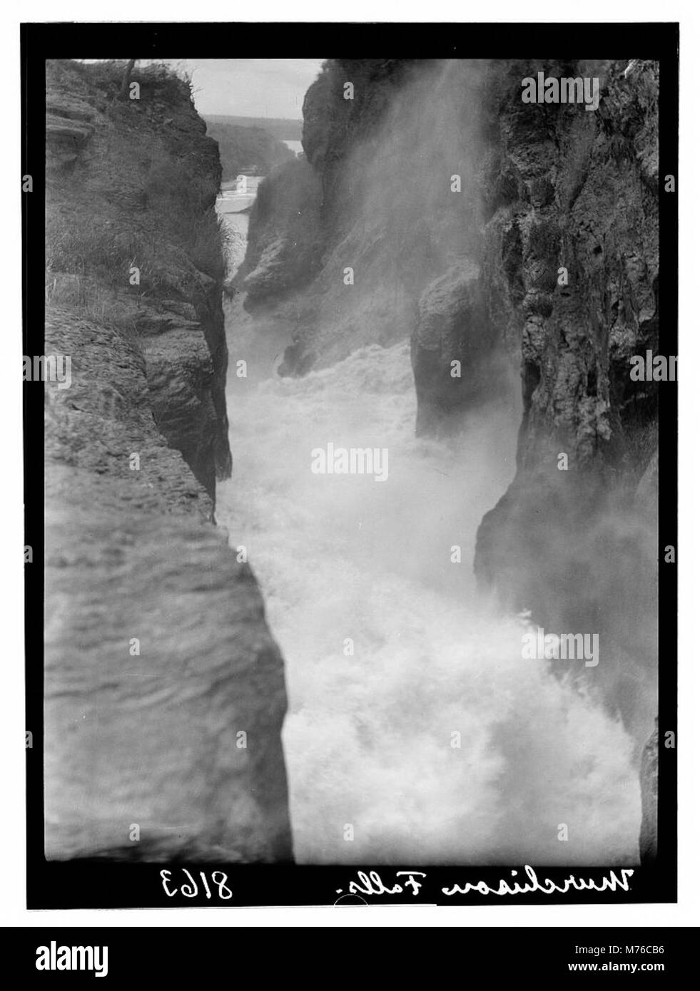 Une photographie capturant Murchison Falls, situé en Ouganda, montrant la puissante cascade et le paysage environnant. L'image souligne sa beauté naturelle et son importance environnementale. Banque D'Images