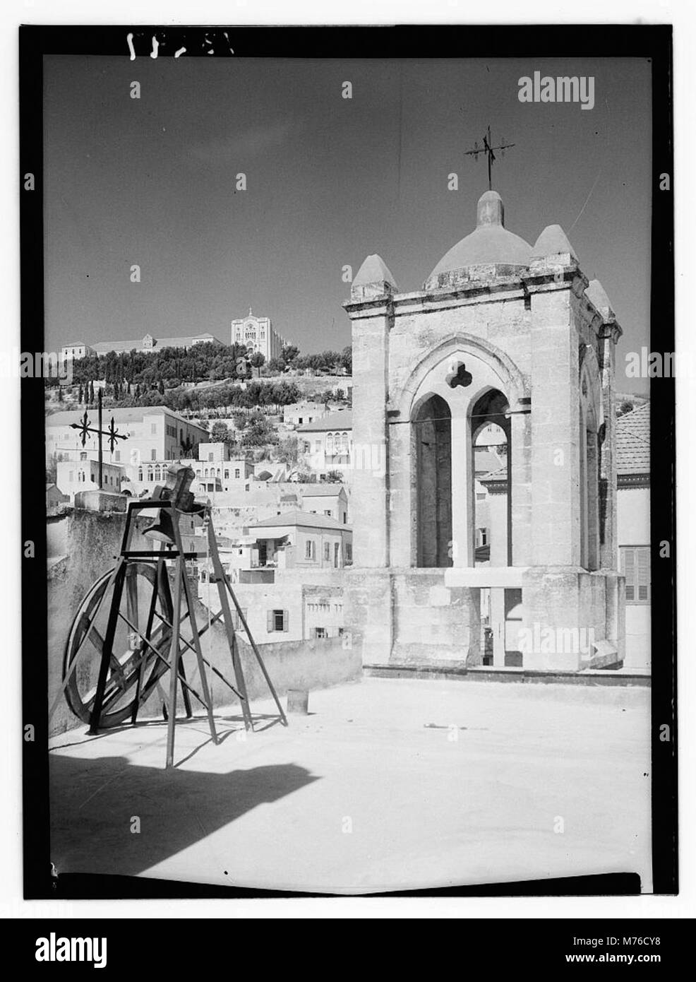 Cette image capture le beffroi de l'église de Mensa Christi à Nazareth, avec l'église de l'adolescence visible en arrière-plan. Le site est historiquement important dans la tradition chrétienne, où Jésus a passé une partie de ses premières années. Banque D'Images