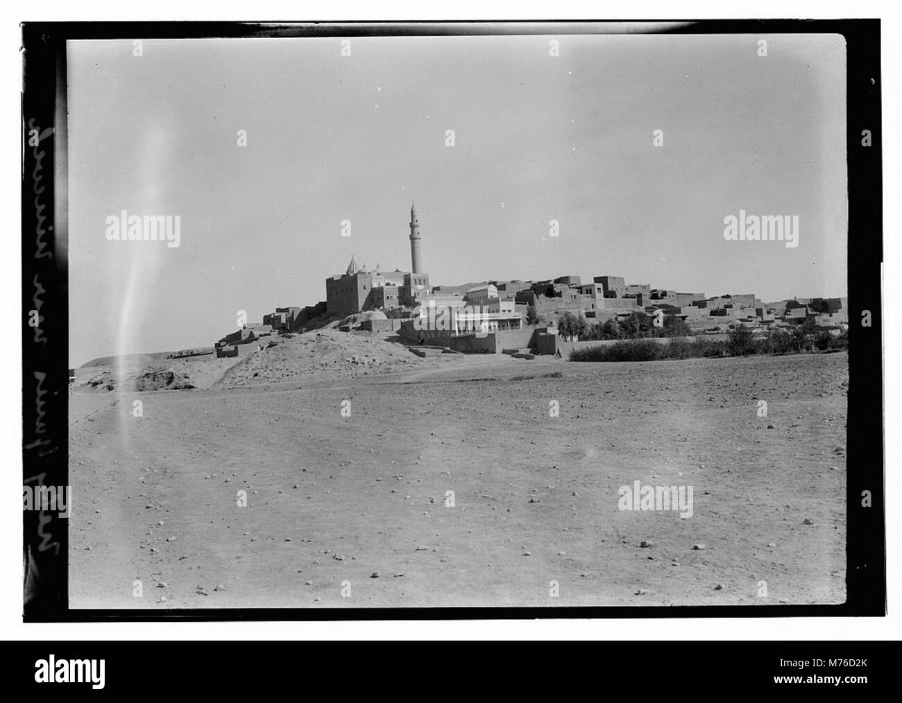 Une photographie représentant Neby Yunis, situé près de l'ancienne ville de Ninive. L'image met en valeur l'importance archéologique du site, offrant un aperçu de son importance historique dans la région. Banque D'Images