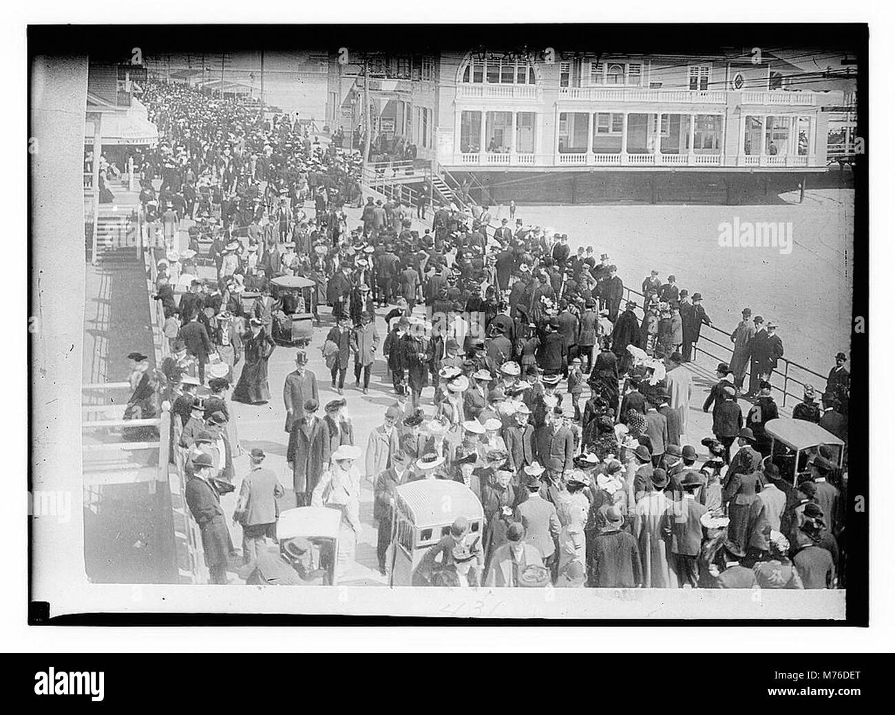 Cette photographie représente Atlantic City, une célèbre station balnéaire côtière connue pour sa promenade et ses casinos. L'image illustre le développement précoce de cette destination touristique populaire au début du XXe siècle. Banque D'Images