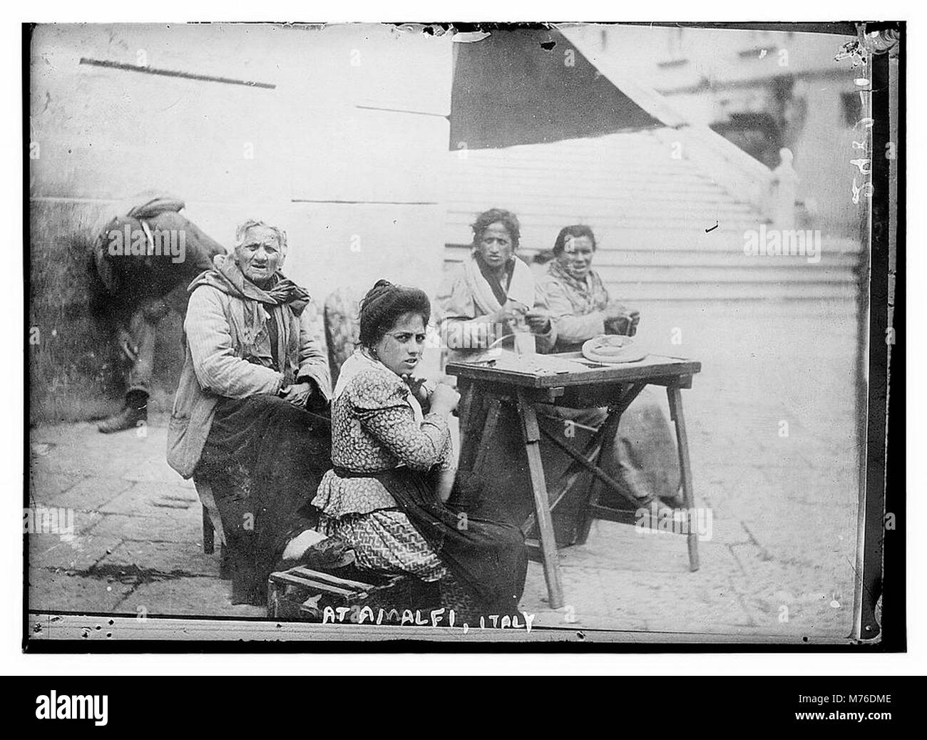 Une photographie panoramique prise à Amalfi, en Italie, mettant en valeur la côte et l'architecture étonnantes de cette destination touristique populaire. Banque D'Images