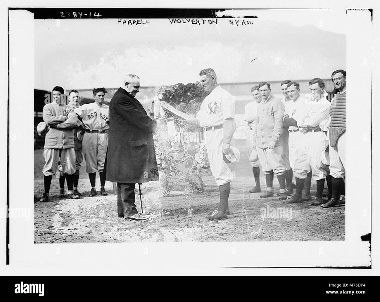 New York Yankees président Frank Farrell présente à la coupe d'amour Yankees manager Harry Wolverton comme rouge Sox et les joueurs des Yankees lors d'Hilltop Park, New York, 11 avril 1912 (baseball) RCAC2014690316 Banque D'Images