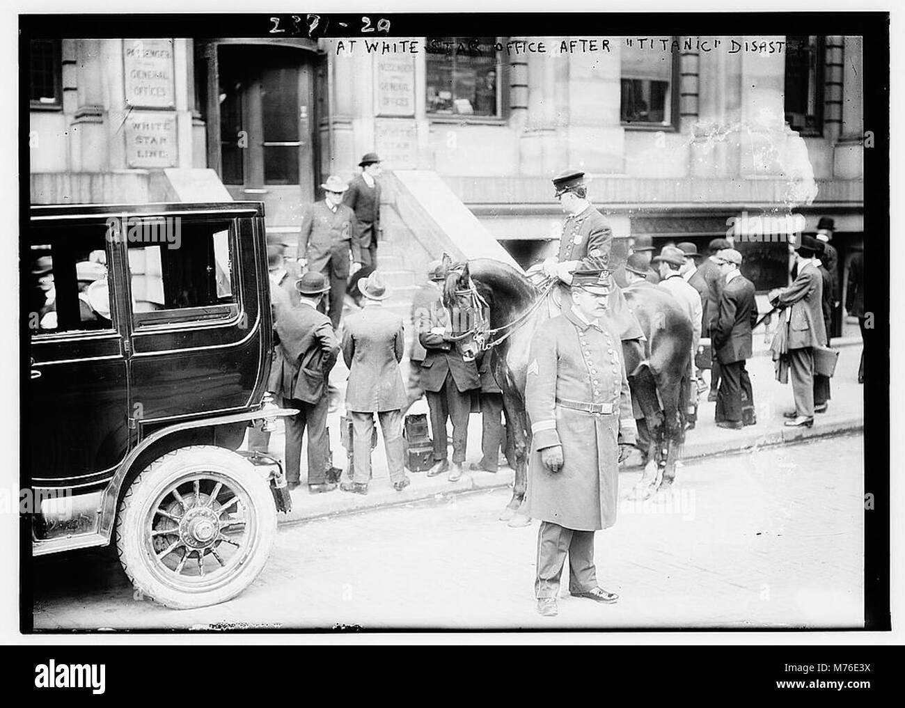 Photographie prise au bureau de la White Star Line après la catastrophe du Titanic, montrant les conséquences et la réaction du public. Banque D'Images