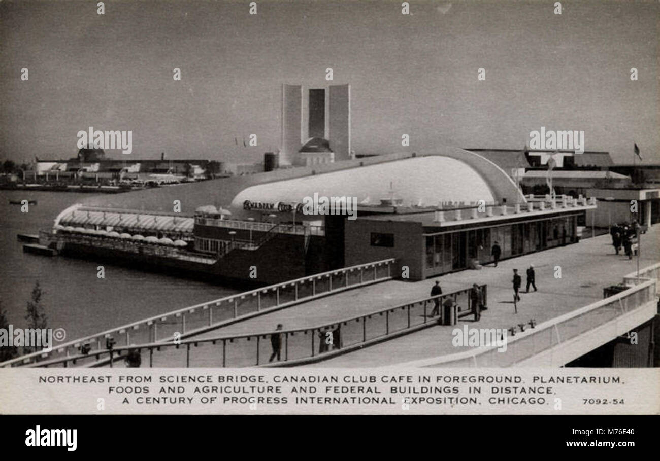 Une vue vers le nord-est depuis le Pont des Sciences, avec le Canadian Club Cafe visible au premier plan. Cette image capture le paysage urbain et l'espace de rassemblement social au début du XXe siècle. Banque D'Images