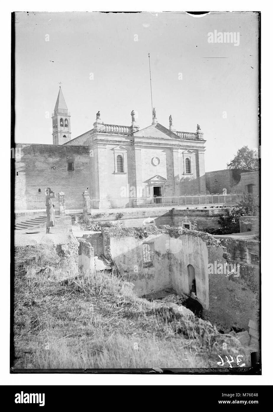 Photographie montrant l'église de l'Annonciation dans un endroit nord, capturant la structure et les environs. L'image met en évidence la conception architecturale et l'importance historique de l'église. Banque D'Images