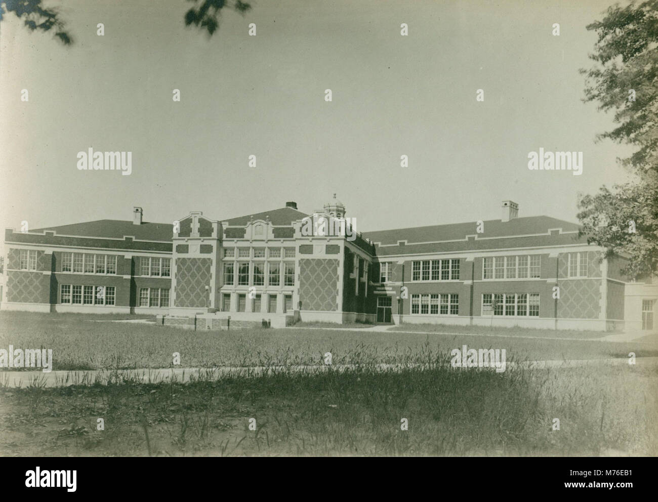 Une photographie du début du XXe siècle de l’école publique Norwood Park à Chicago, capturant les caractéristiques architecturales de l’école et son rôle dans la communauté. Banque D'Images
