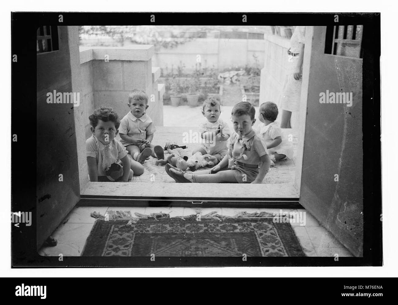 Cette photographie montre les enfants des employés de Socony, prise le 16 août 1938. L'image met en lumière un moment historique de la Grande dépression, en mettant l'accent sur la vie familiale et les travailleurs de l'industrie. Banque D'Images