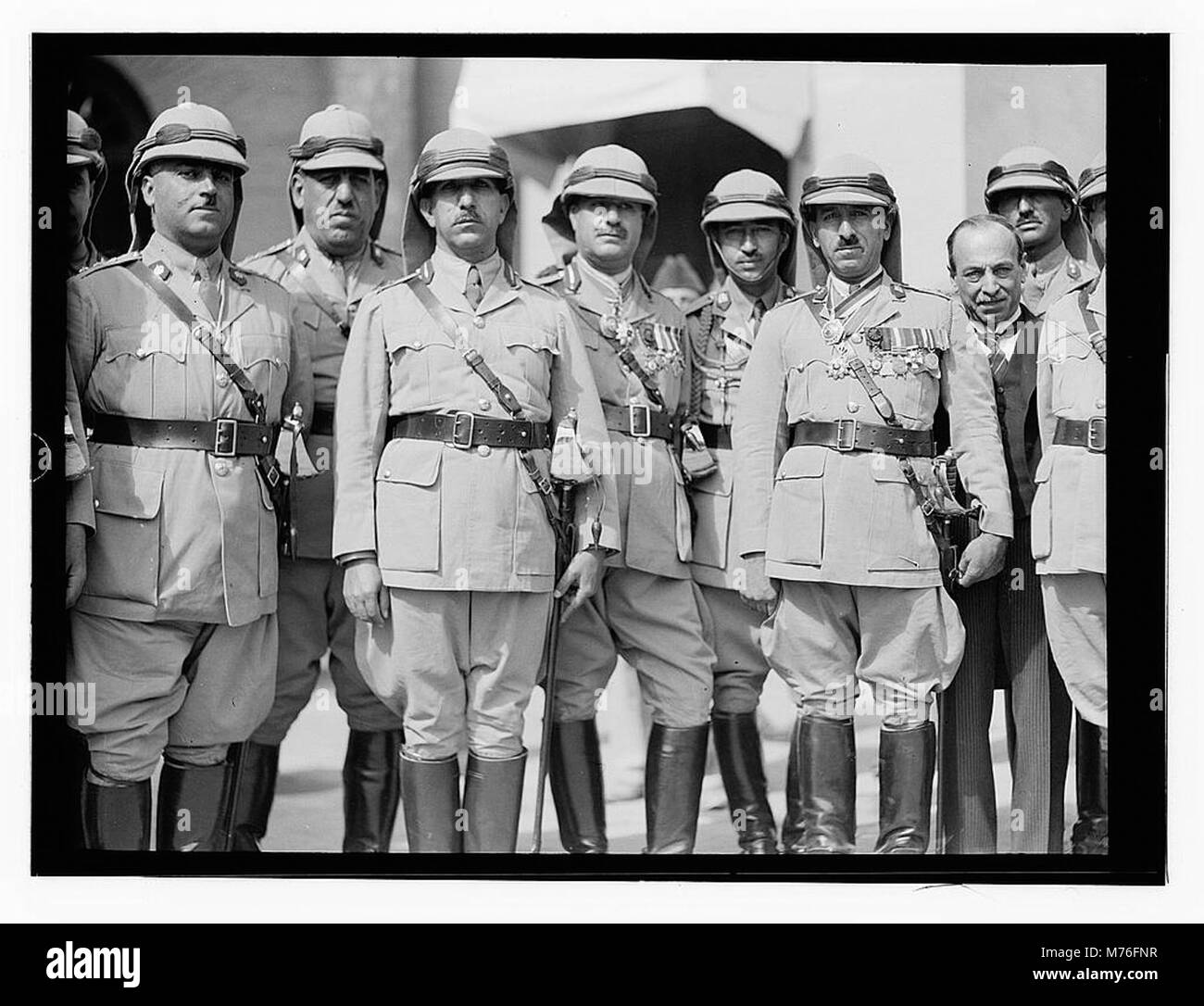 Photographie d'officiers britanniques dans un palais de Bagdad le 6 octobre 1932. L’image reflète l’implication britannique en Irak au début du XXe siècle, en particulier la période menant à l’indépendance de l’Irak. Banque D'Images