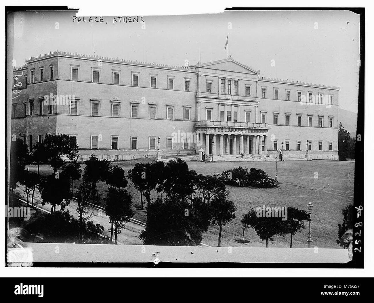 Une photographie montrant un palais à Athènes, soulignant la conception architecturale et l'importance historique de la structure. L'image représente probablement l'histoire royale grecque ou européenne. Banque D'Images