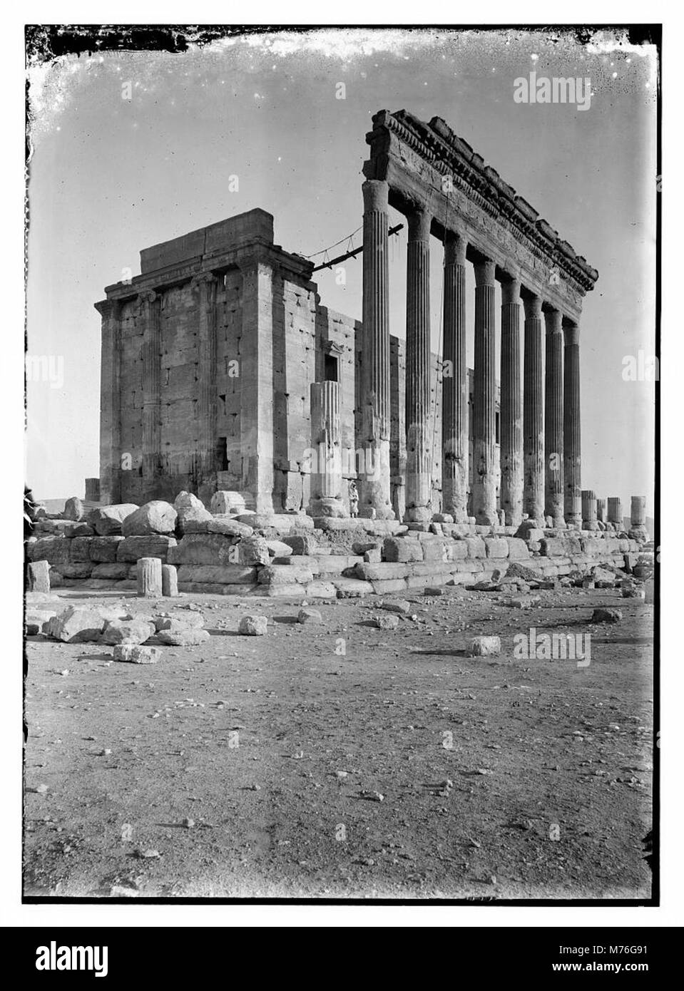 Une photographie historique de Palmyre, mettant en valeur son architecture ancienne et ses ruines. L'image offre un aperçu de l'importance historique de cette ville antique et de ses contributions au patrimoine mondial. Banque D'Images