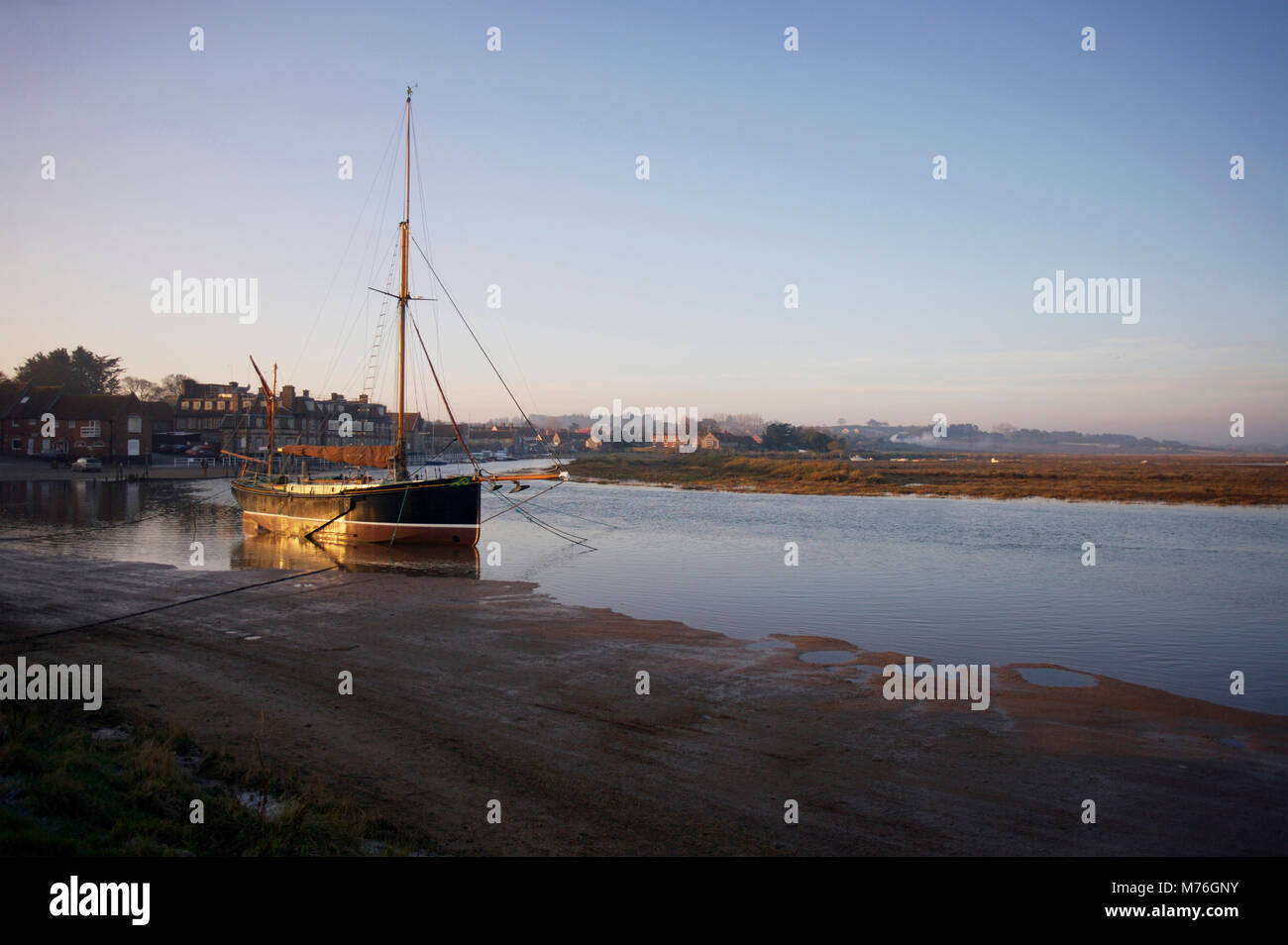 L'aube à Blakeney, Norfolk, avec une barge de la Tamise à l'avant-plan Banque D'Images