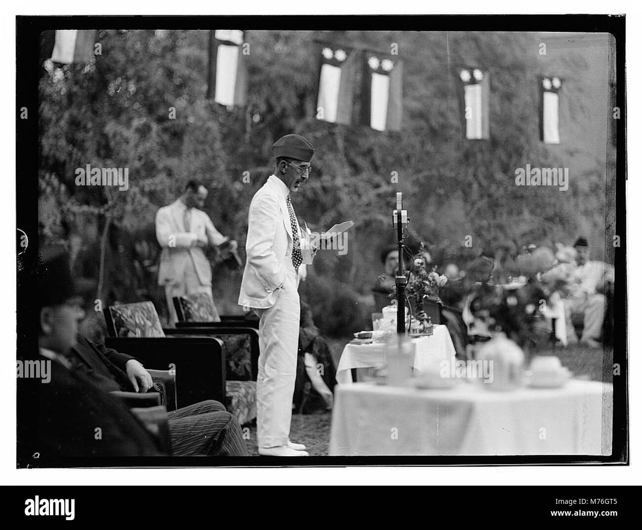 Une photographie du 6 octobre 1932, à Bagdad, montrant un homme prononçant un discours dans un palais. Ce moment capture un événement clé de l'histoire irakienne au début du XXe siècle. Banque D'Images