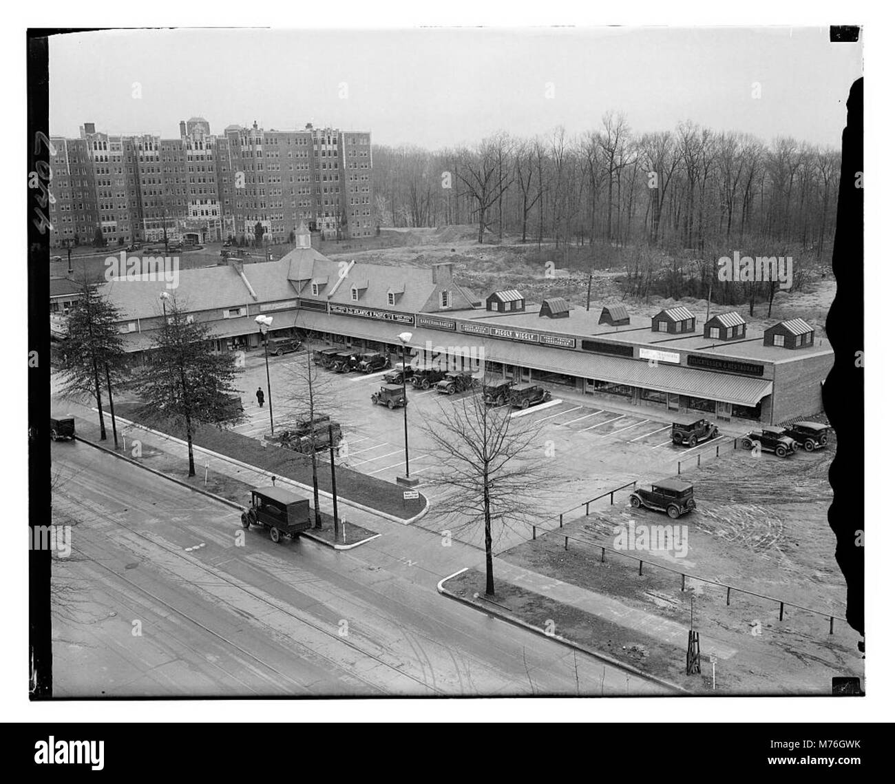 Photographie représentant les magasins Park & Shop situés à l'intersection des rues Conn. et porter. L'image donne une vue d'ensemble des espaces commerciaux et du développement urbain du début au milieu du XXe siècle. Banque D'Images Photographie représentant les magasins Park & Shop situés à l'intersection des rues Conn. et porter. L'image donne une vue d'ensemble des espaces commerciaux et du développement urbain du début au milieu du XXe siècle. Banque D'Images