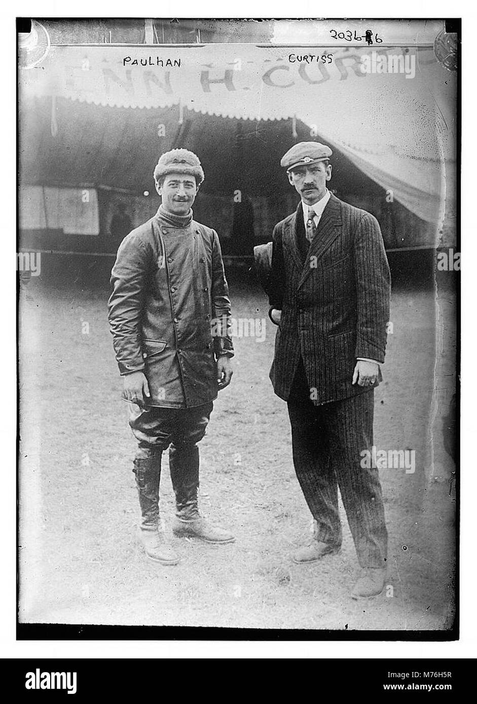 Un portrait du pionnier de l'aviation Paulhan avec son avion Curtiss, soulignant son rôle dans les débuts de l'histoire de l'aviation. Banque D'Images