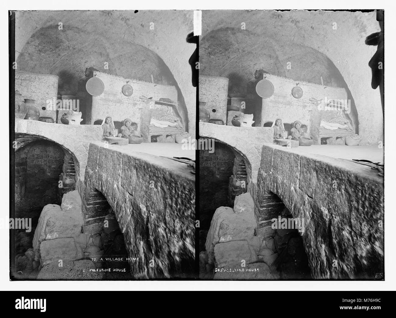 Un intérieur rustique d'une maison paysanne, présentant un mobilier traditionnel et un décor modeste reflétant la vie rurale. Banque D'Images Un intérieur rustique d'une maison paysanne, présentant un mobilier traditionnel et un décor modeste reflétant la vie rurale. Banque D'Images