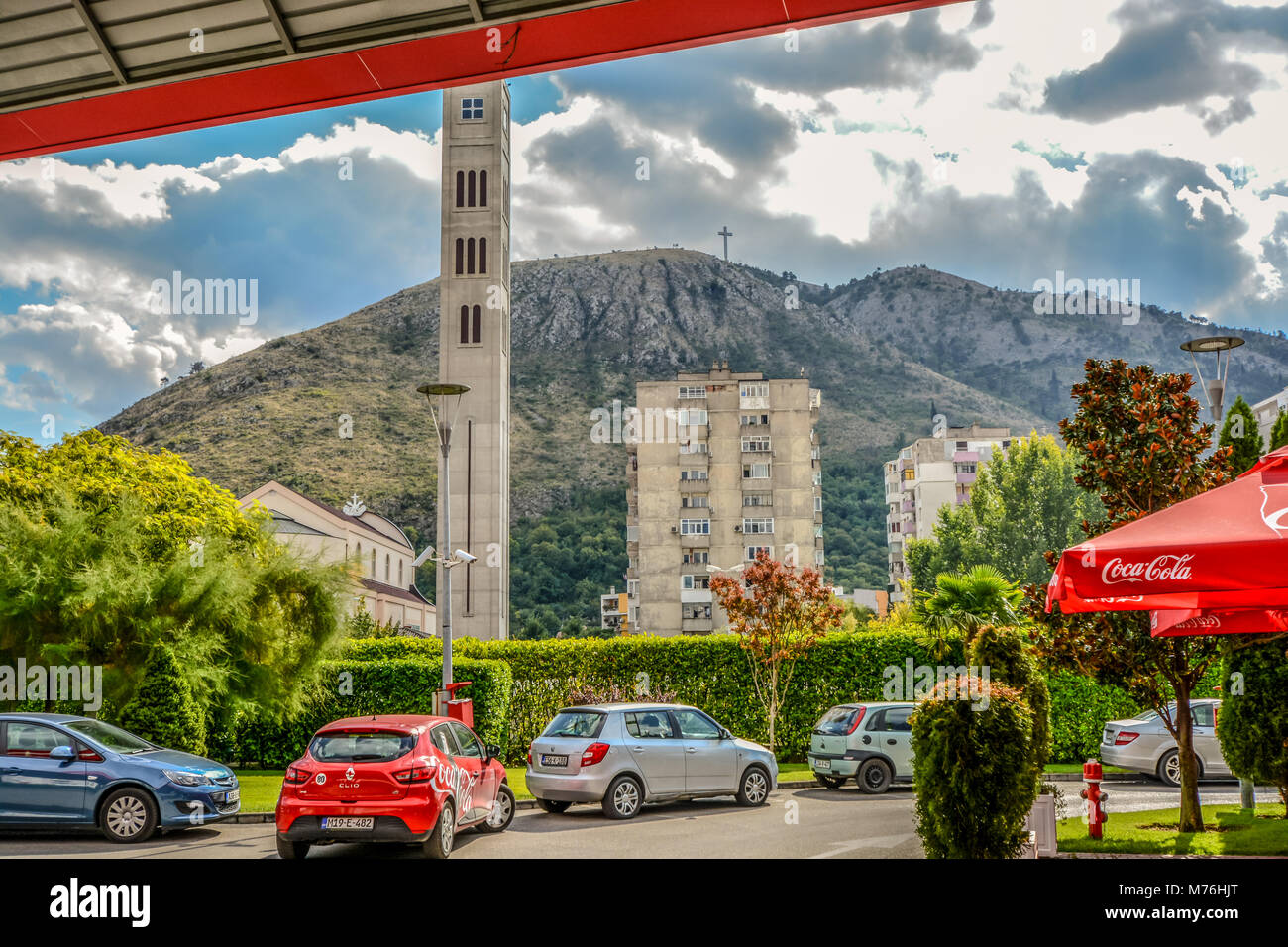La croix sur Mostar sur Hum Hill se trouve au sommet de la montagne surplombant la vieille ville de Mostar, Bosnie-Herzégovine Banque D'Images