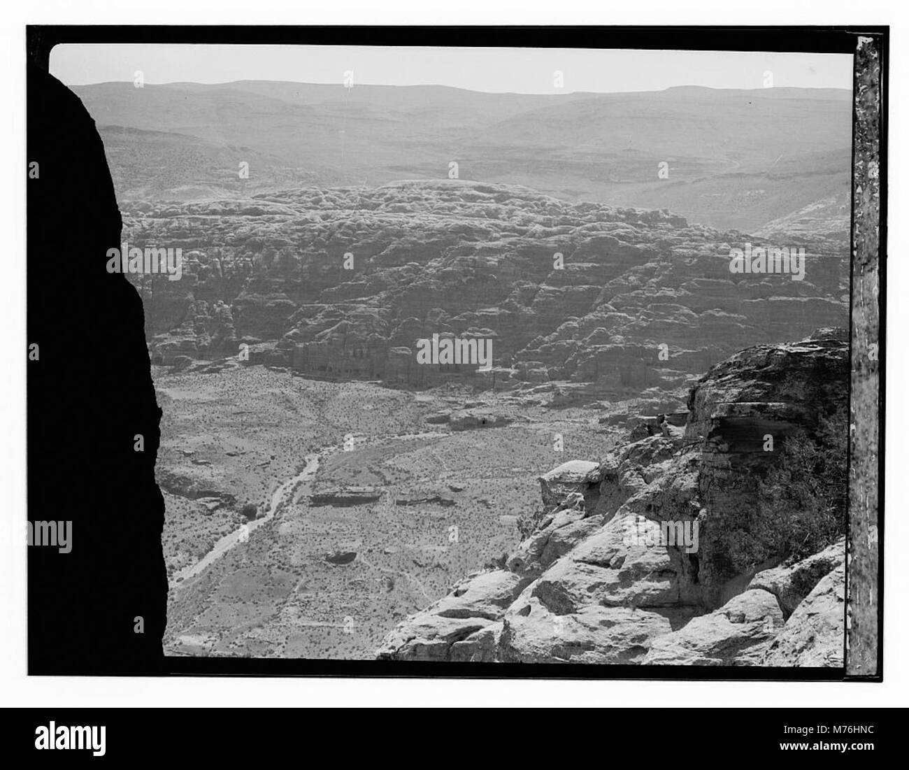 Vue aérienne de Pétra, l'ancienne ville de Jordanie, mettant en valeur son architecture emblématique taillée dans la roche et ses environs désertiques. Banque D'Images