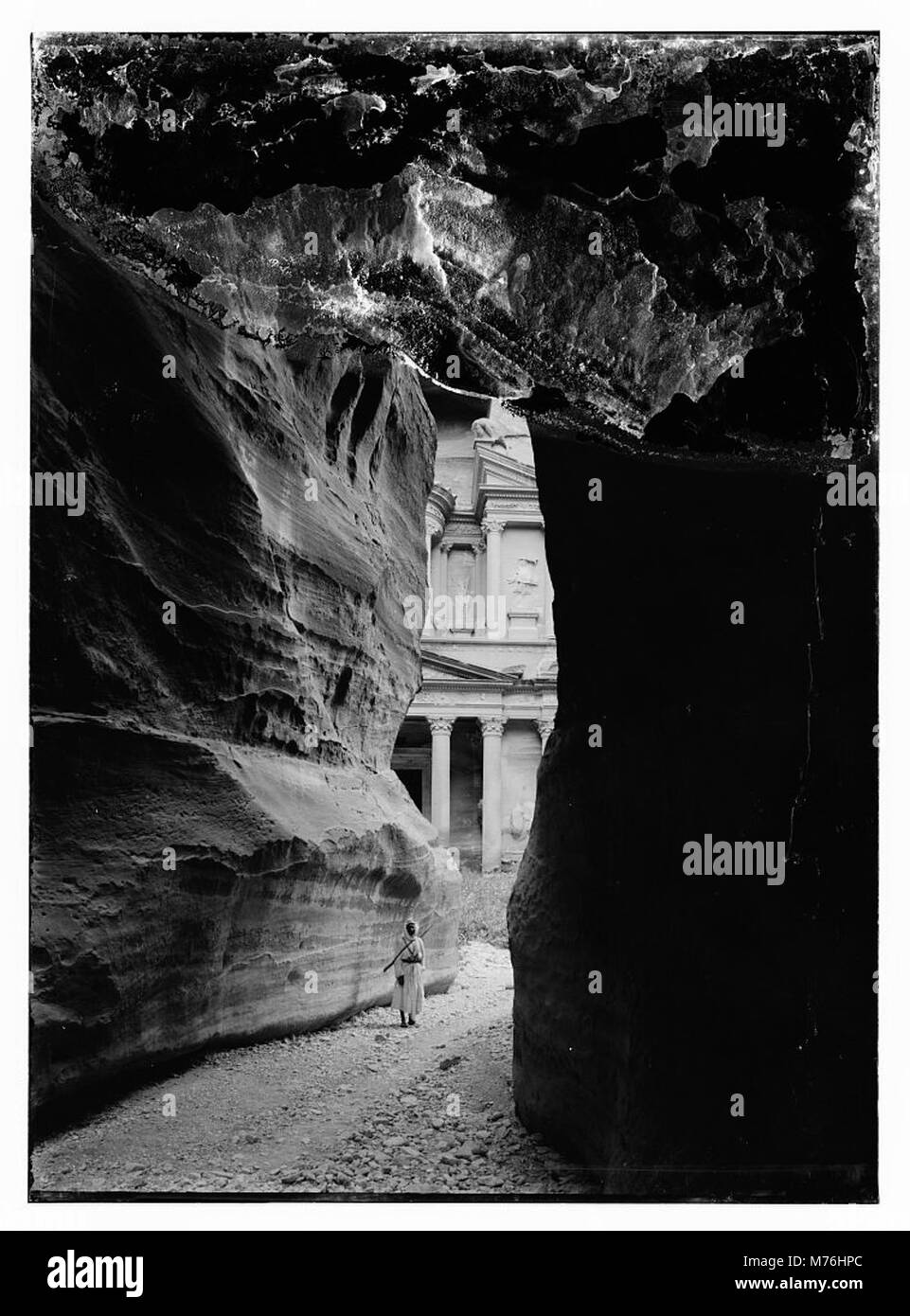 Une photographie montrant l'ancienne ville de Pétra en Jordanie, célèbre pour son architecture taillée dans la roche et son système de conduites d'eau. Banque D'Images