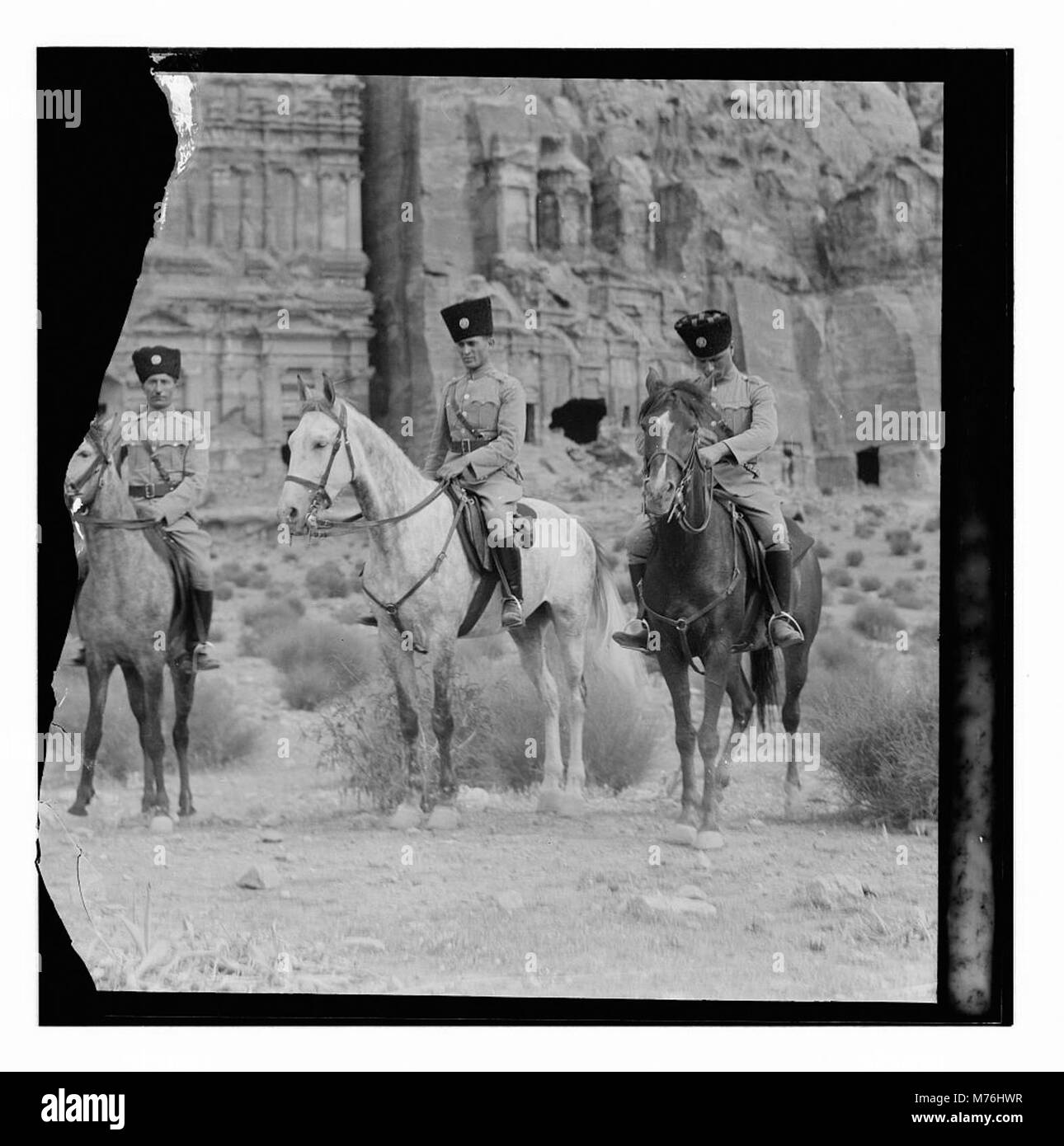 Cette photographie représente le personnel militaire monté à Pétra, une ancienne ville de Jordanie. Il capture un moment de présence militaire dans ce lieu historique, connu pour son architecture ancienne taillée dans la roche. Banque D'Images