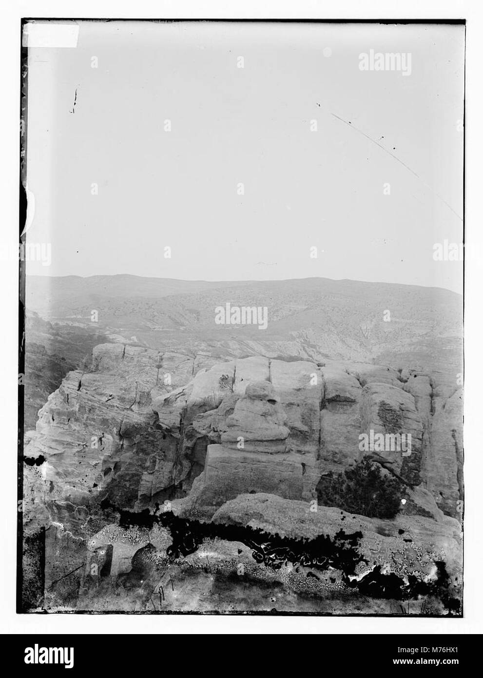 Photographie d'une tombe à Petra, en Jordanie. L'image capture l'architecture élaborée taillée dans la roche de cette ville antique, mettant en valeur les pratiques funéraires uniques des Nabatéens. Banque D'Images