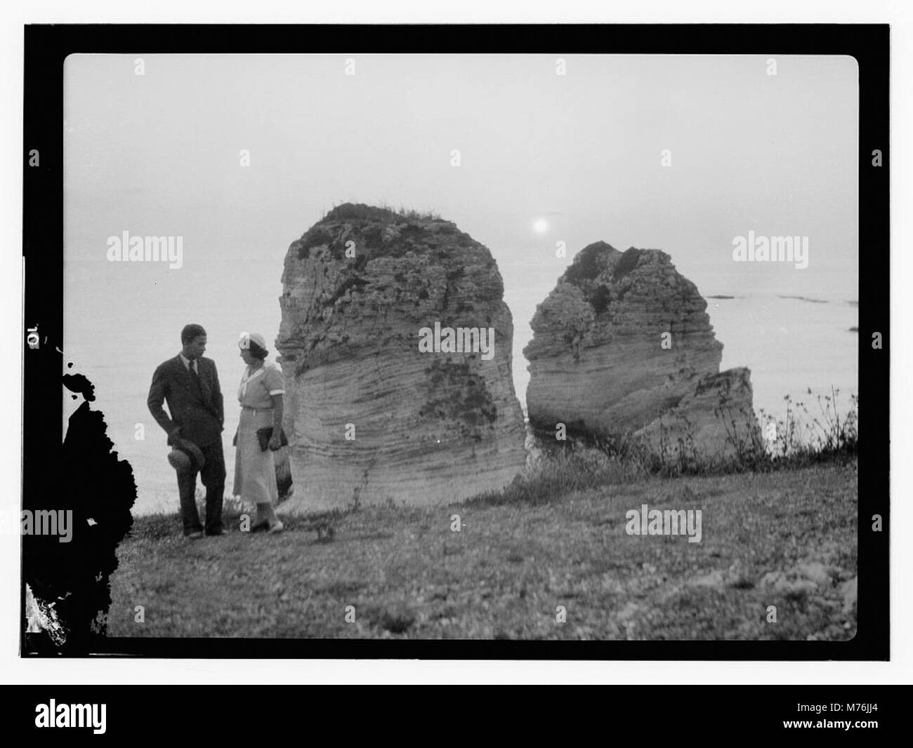 Pigeon Rocks est un monument naturel situé au large de la côte de Beyrouth, au Liban. Ces grandes formations rocheuses sont une attraction touristique populaire, connue pour leur forme unique et leur beauté pittoresque, en particulier au coucher du soleil. Banque D'Images
