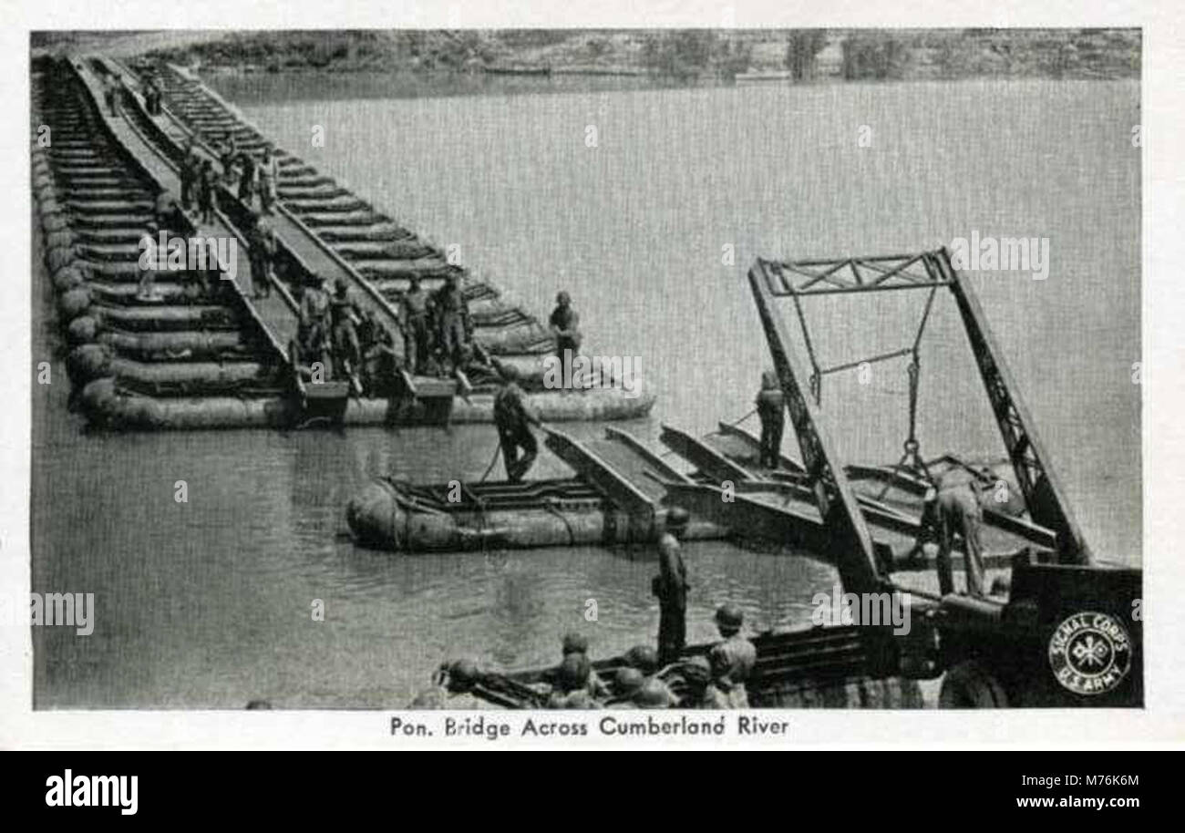 Un pont flottant enjambant la rivière Cumberland lors de manœuvres militaires dans le Tennessee. Ce pont faisait partie des opérations du Army signal corps, mettant en évidence l'utilisation de ponts portables pour les mouvements de troupes et le soutien logistique pendant les exercices militaires. Banque D'Images